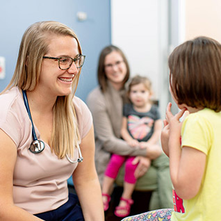 Mayo Clinic Alix School of Medicine student meeting with a patient and their family during the Family Medicine Clerkship Preparation academic enrichment opportunity.