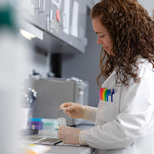 Mayo Clinic Alix School of Medicine student in the Statistics and Research Education (ECaTS) academic enrichment opportunity conducting research in a lab.